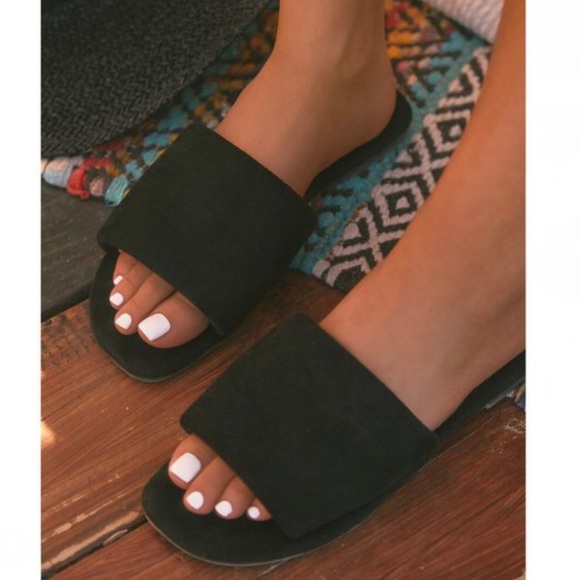 !! NEW !! Super Soft Slide Sandals in Black - Picture 6 of 9